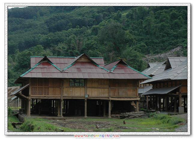 傣族人民的传统住宅是什么?