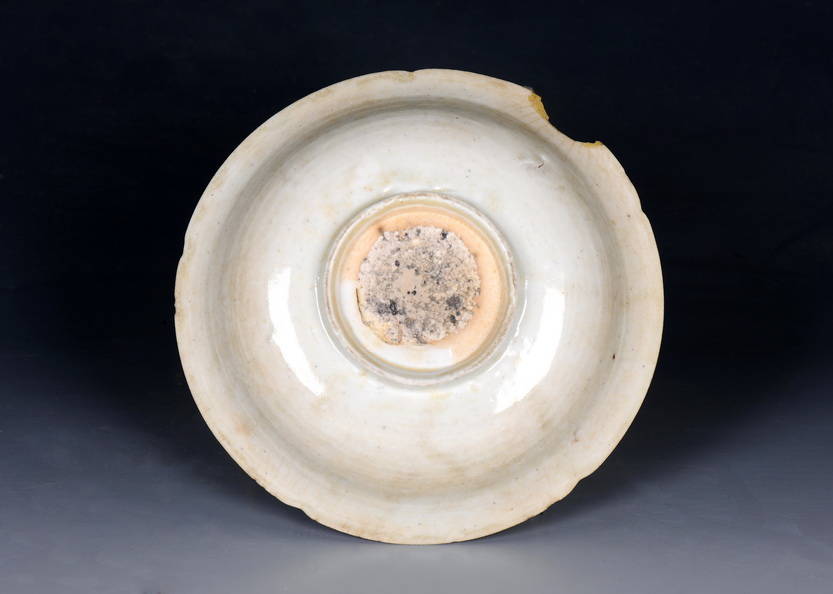 宋朝秀美的抽棱葵花口碗,缺口已经包了银